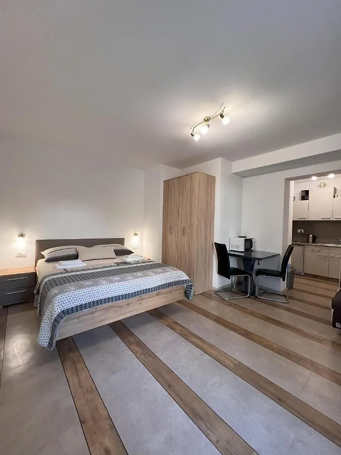 Apartmani Palme Funtana Lägenhet