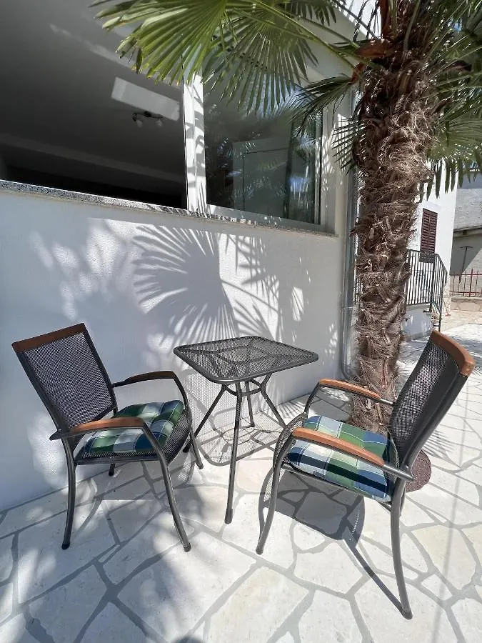 Apartmani Palme Funtana Lägenhet