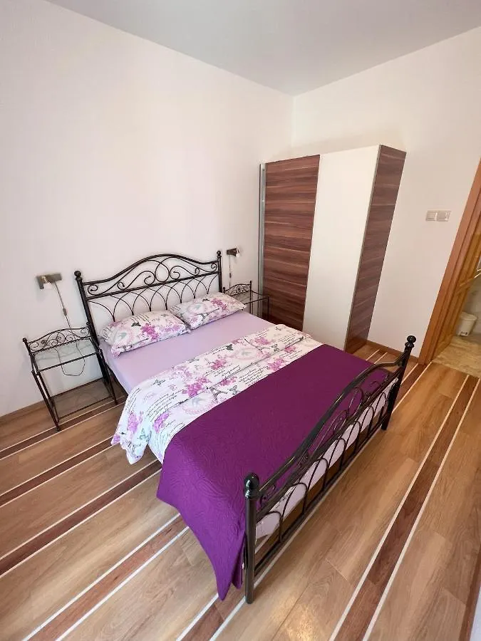 Apartmani Palme Funtana Lägenhet